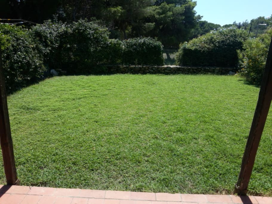 Profondità del giardino con uscita sulla strada che porta alla spiaggia