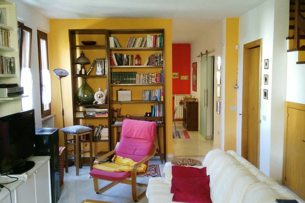 Il soggiorno con La tv e dove riposarsi