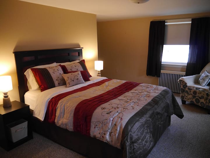 Chambre avec un lit queen.