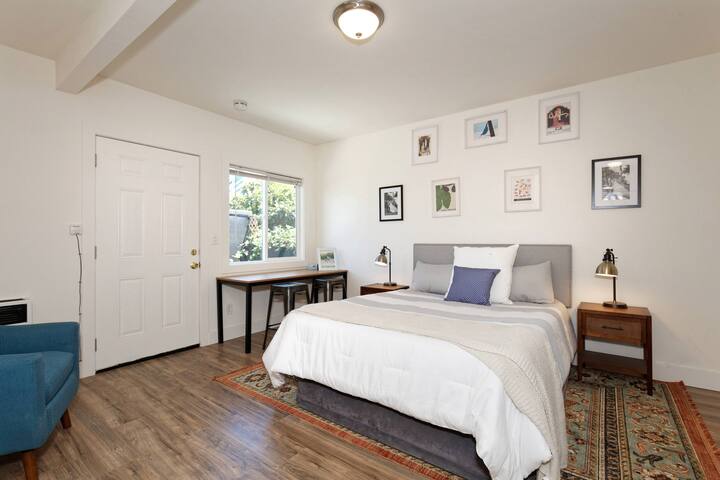 Beautiful Studio Unit W/ Fast Wifi!