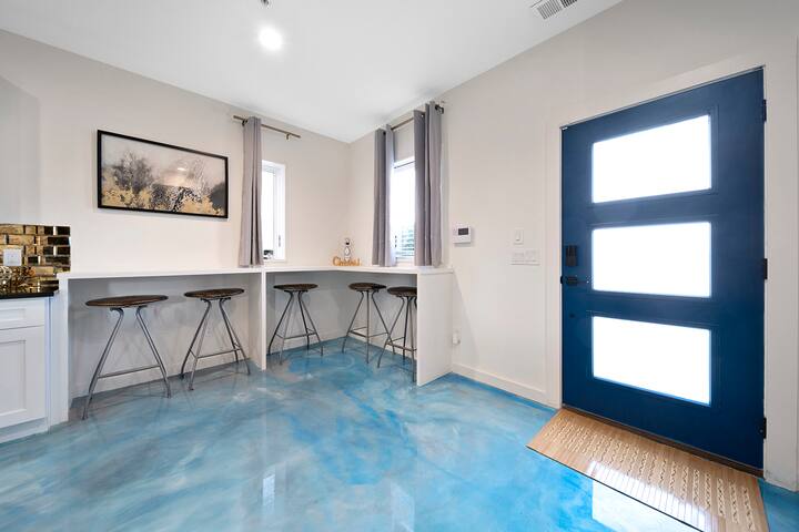 Sleek Sky-Blue#2 -3 Level Townhome Sleeps 11 gallery image 2