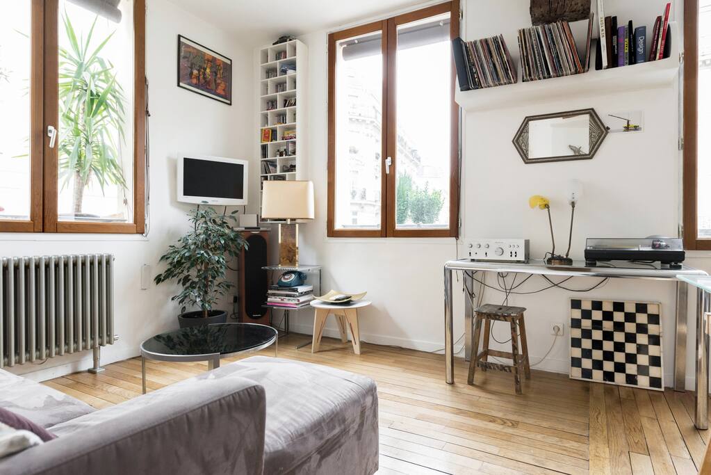 Lounge area with TV, books, record player and a great view from the windows!