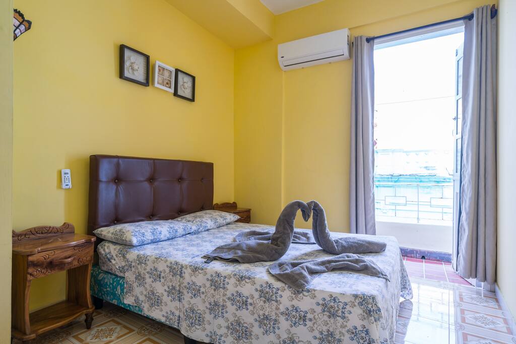 Dormitorio climatizado con balcón
Air-conditioned bedroom with balcony