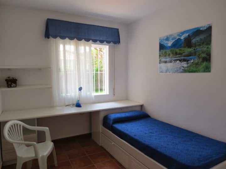 Dormitorio doble con cama debajo de la visible, tb de 90 cm, que se sube facilmente. Con armario, cajonera y amplio escritorio