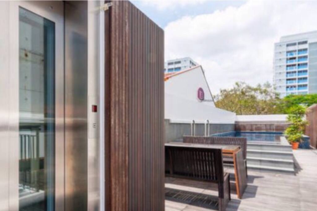 Elevator access to roof top chill out area