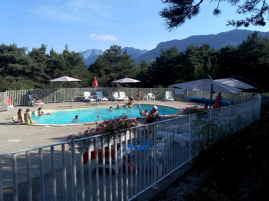 La piscine chauffée de 55 M² face aux montagnes