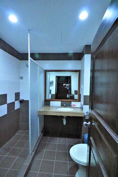Salle de douche, toilette privés