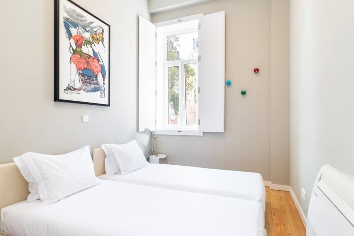 Distinct 2 bed in downtown with aircon gallery image 3