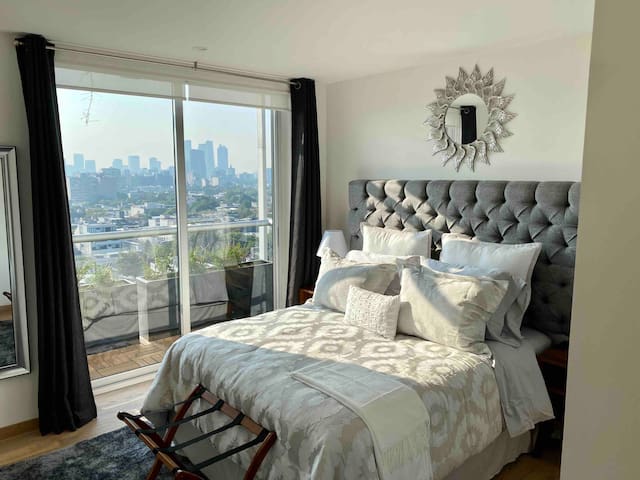 High-rise Apartment with Balcony | Pool | Gym