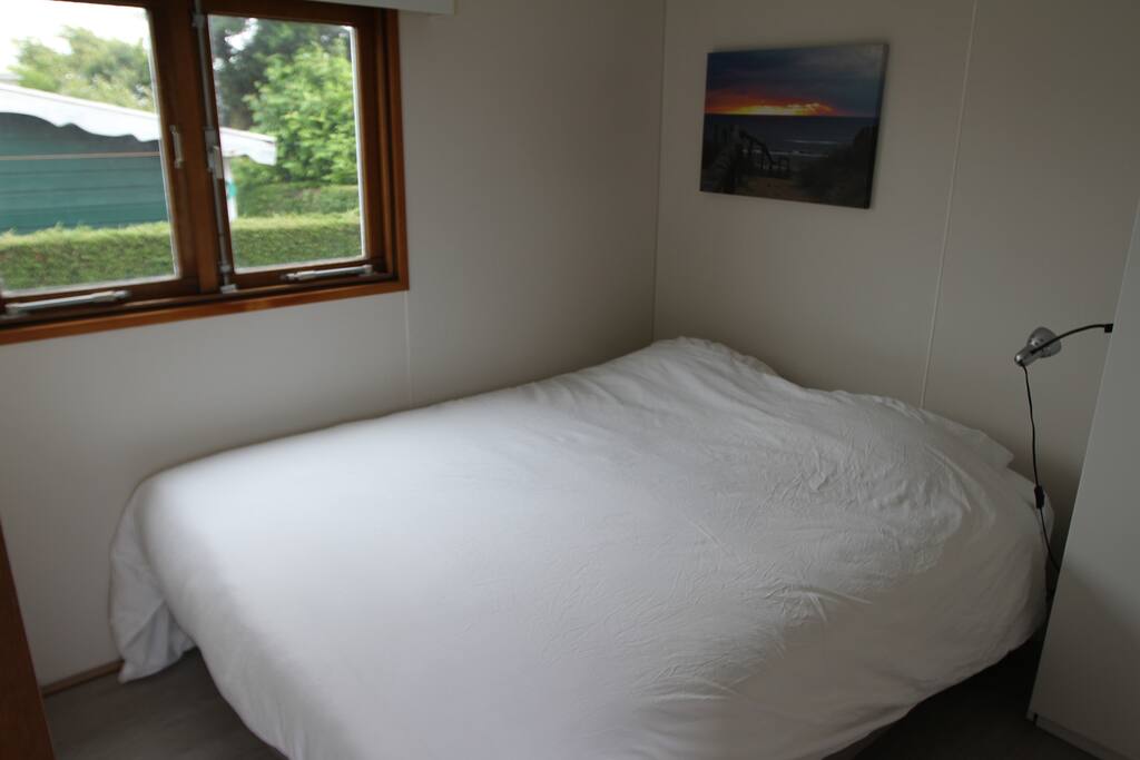 Bed room with 2 new boxspring beds / slaapkamer met 2 nieuwe boxspring bedden