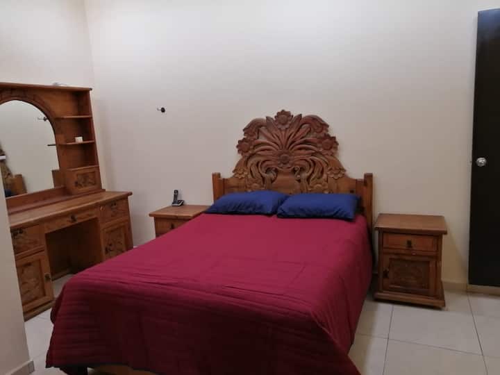 Chumba kikubwa cha kulala chenye nafasi kubwa sana chenye kitanda aina ya queen zise