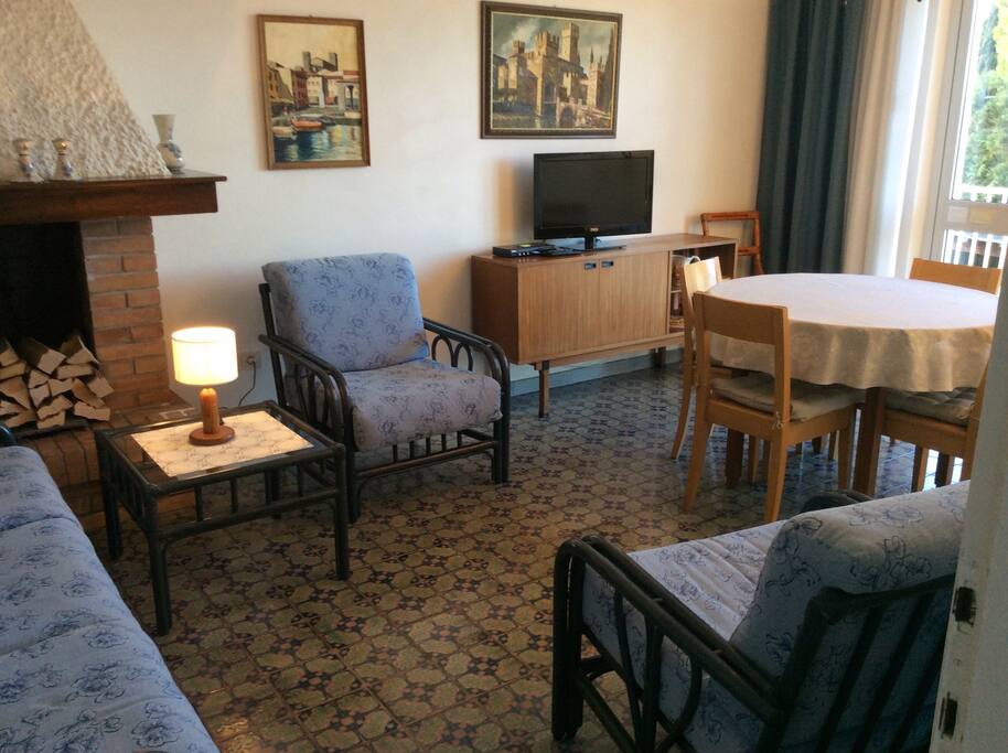 Das Wohnzimmer mit breitem Zugang zum Balkon