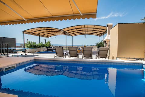 Luxury apartment with sea view and swimming pool