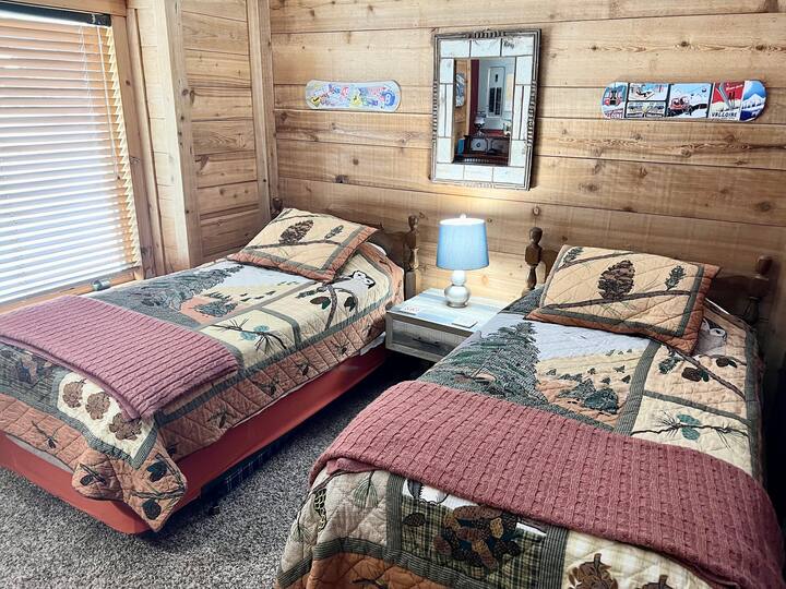 Chumba cha pili cha kulala chenye vitanda 2 vya mtu mmoja kwenye ghorofa ya chini. 