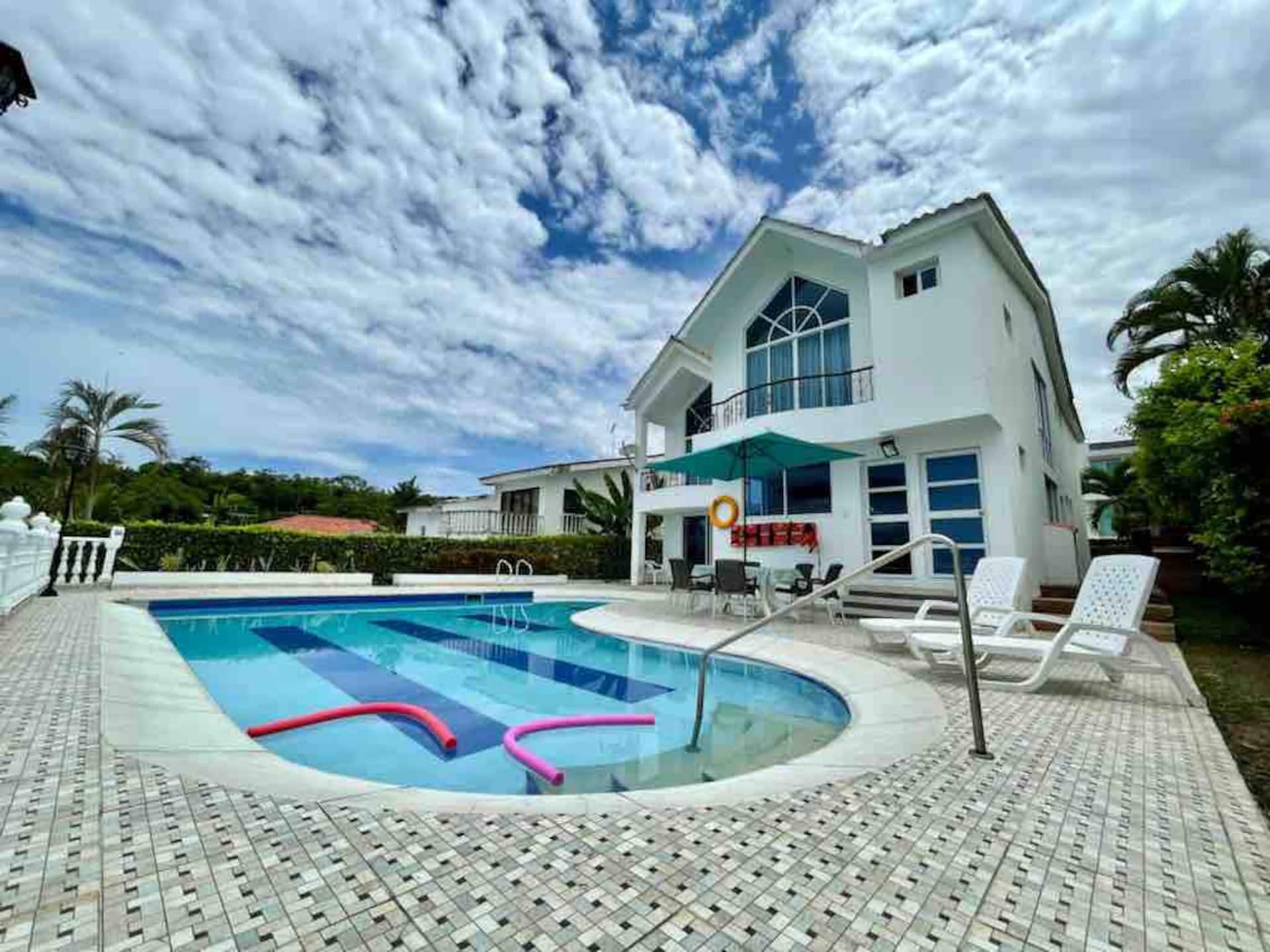 Modern country house, private pool, Wi-Fi, and more