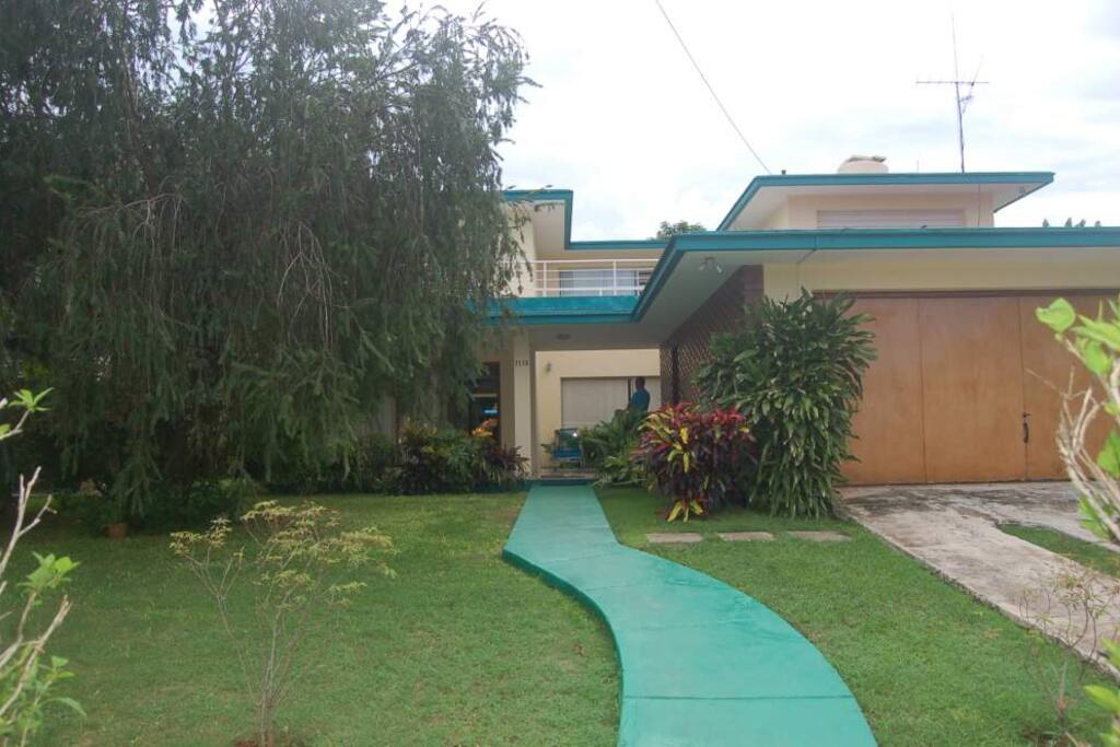 Se rentan 4 habitaciones dentro de una gran mansión en el Reparto Siboney. Con piscina, ranchón con grill para pasar las tardes con amigos y familiares.