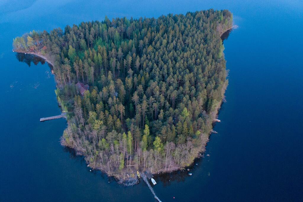 The island itself is this size and there are some other cottages too.