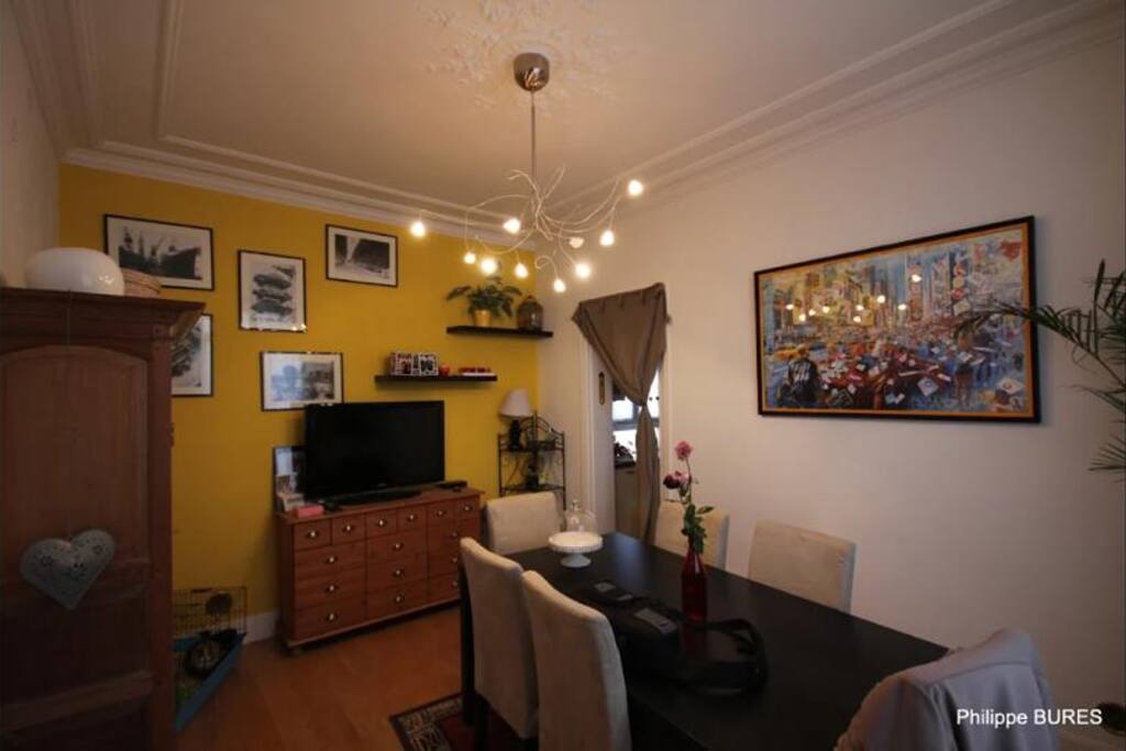 Salle à manger avec cuisine toute équipée