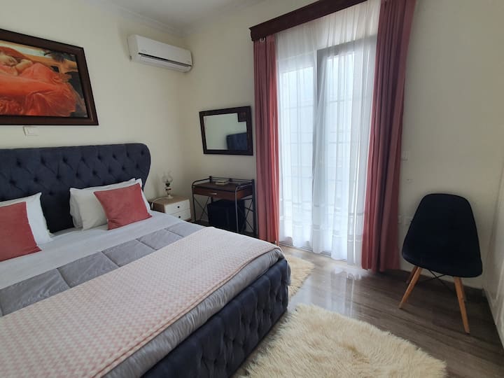 חדר השינה השלישי עם מיטה זוגית.