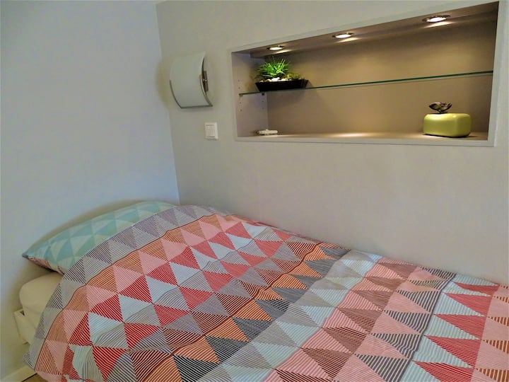 Eenpersoonskamer. Deze kamer is niet los te boeken, maar alleen in combinatie met de naastgelegen tweepersoonskamer. De badkamer op de begane grond deelt u dan met vrienden in de tweepersoonskamer. 