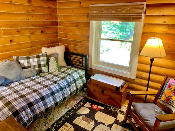 El dormitorio del segundo piso principal con una cama doble. ¡Muy acogedor!