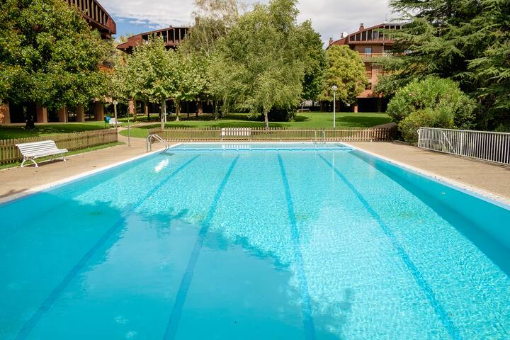 Beautiful 4 Bedroom apartment with pool&garden gallery image 2