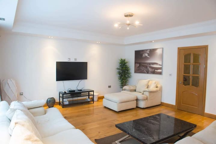 Feel at home in Central London (House)