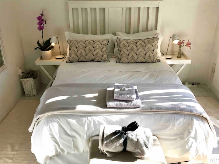 Ჩვენი ერთ-ერთი ბინის ინტერიერი ორმაგი საწოლებით 