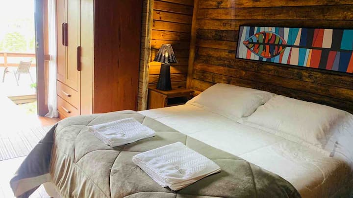 Suíte, cama queen, banheiro completo, acesso para o deck.