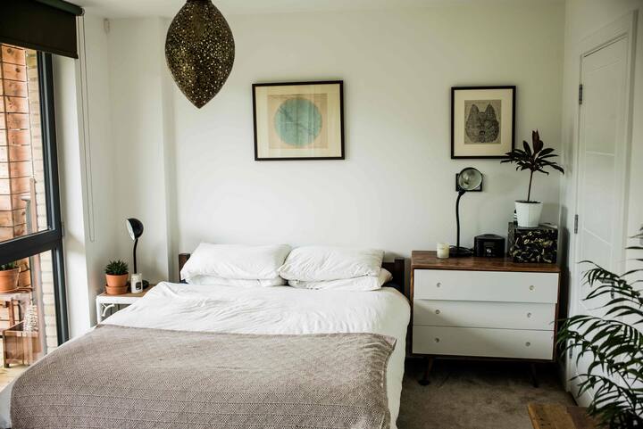 Dormitorio tamaño king con baño privado /vista al río