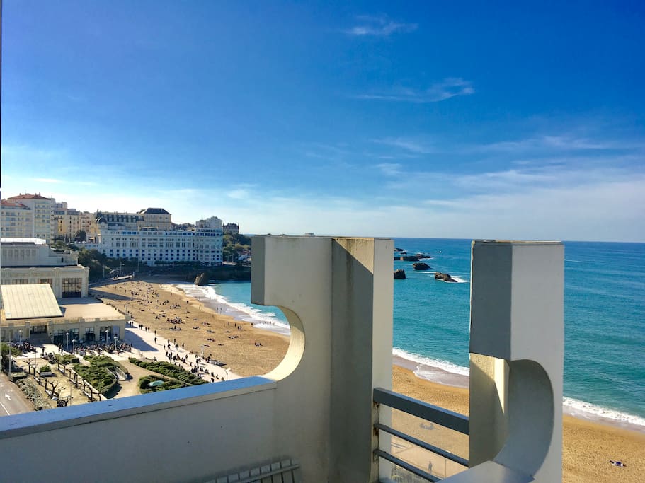 Terrasse s'avançant vers la Grande Plage avec vue panoramique.
