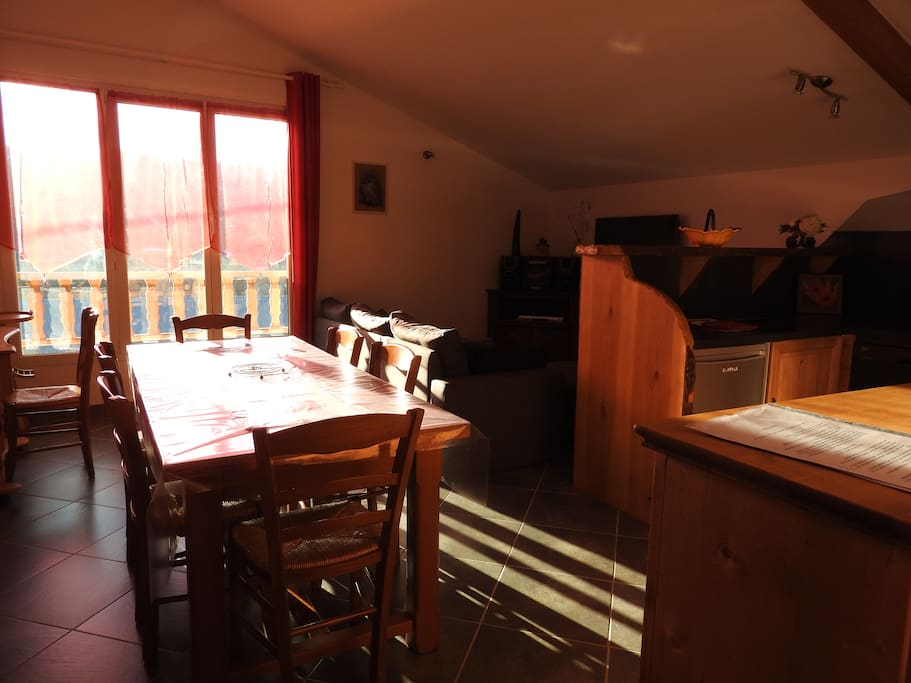 salle à manger : table pour 8 personnes