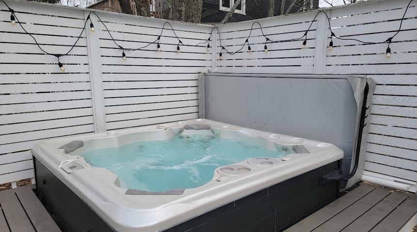 4 Bedrooms Historic Home w. Hot Tub in Downtown gallery image 5