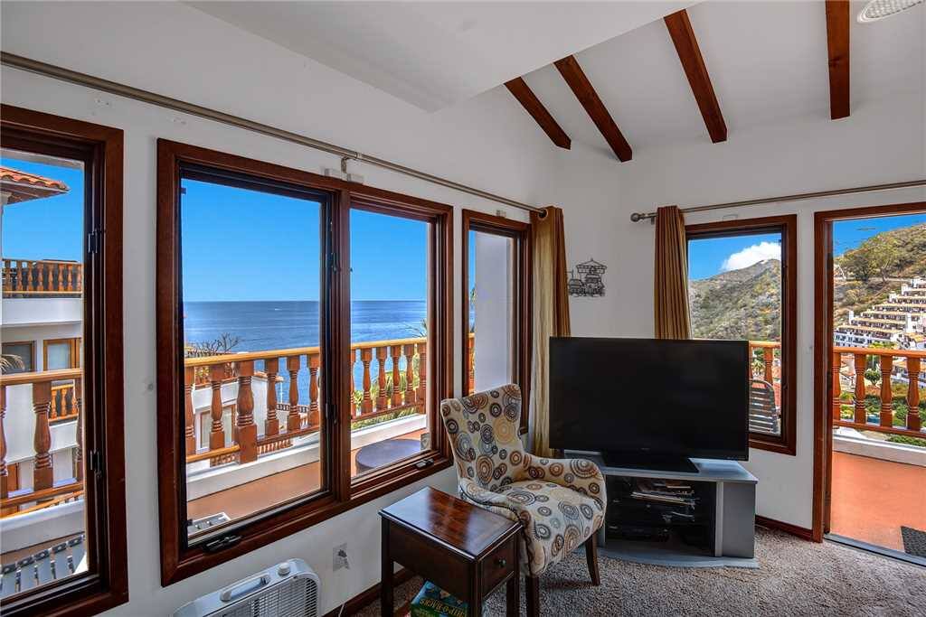 2-LIVING ROOM TO VIEW RS