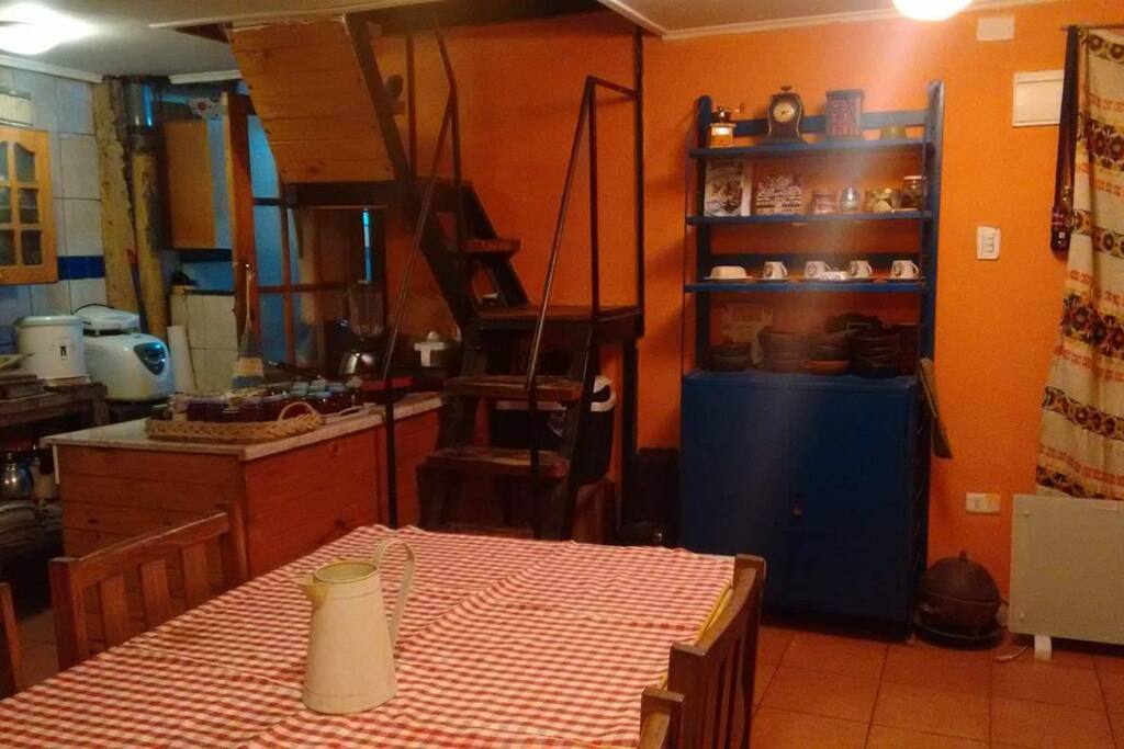 Common place to eat and work/Vista de mesa comun para ambos huéspedes para comer y trabajar