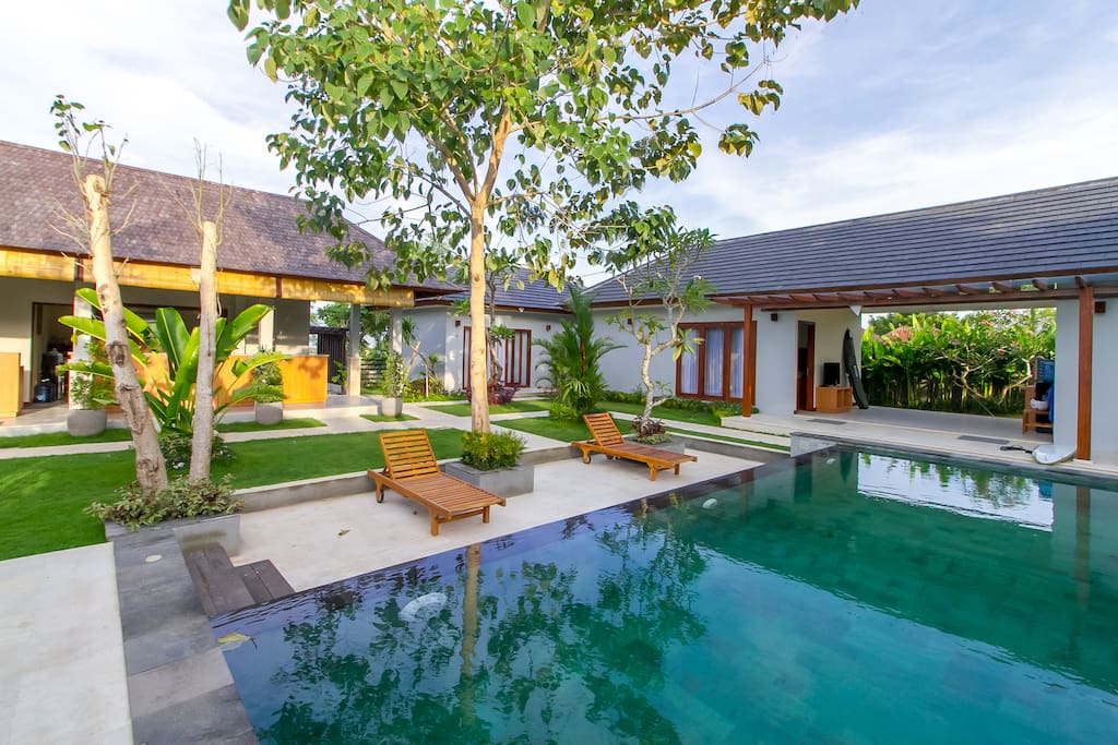 Deep blue pool to refresh your day. Chill out and meet other fellow goo travelers from all around the globe.