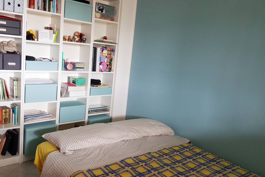 Divano letto e libreria