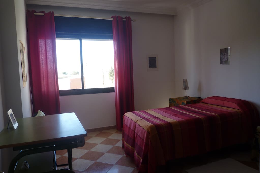 Dormitorio amplio, una cama individual.