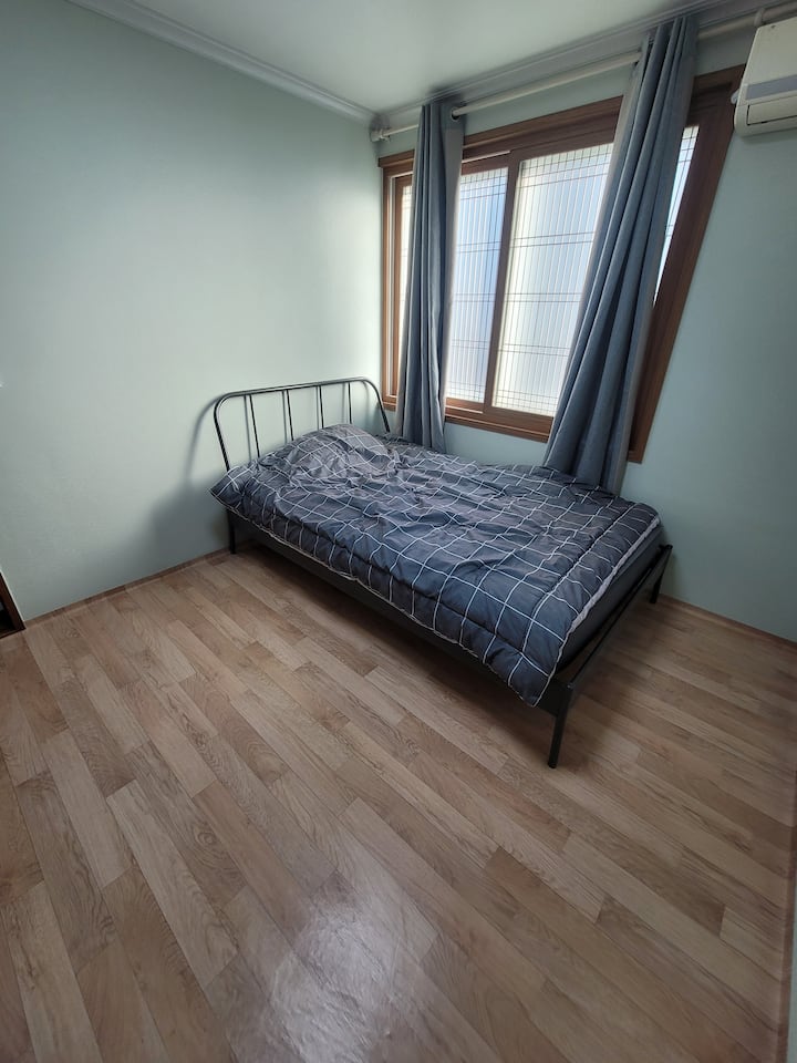 Petite chambre, grand lit simple