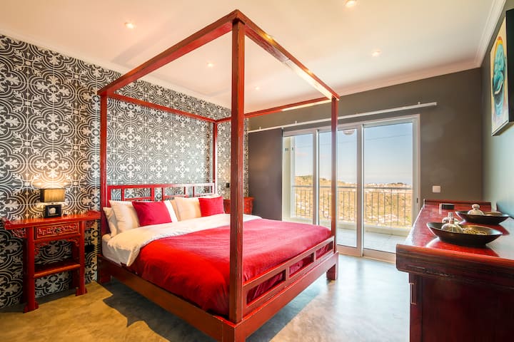 Red room / California King Room