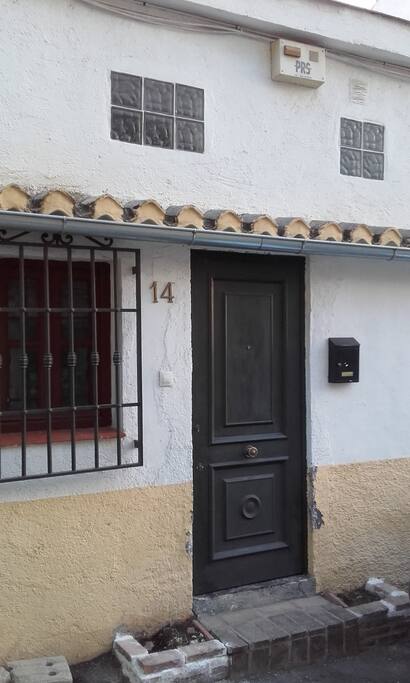 La puerta principal del piso.
