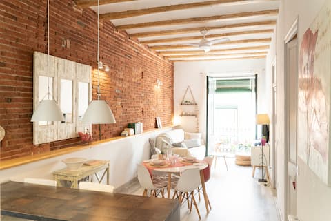 Top performing Airbnb: A bright, central apartment 2 minutes from the beach in Sant Feliu De Guíxols