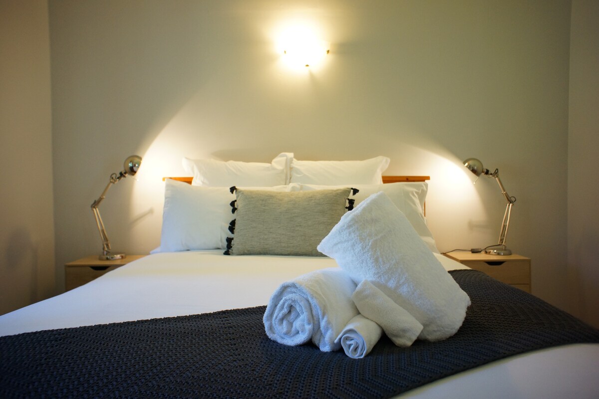 时尚的布局，清新的床单