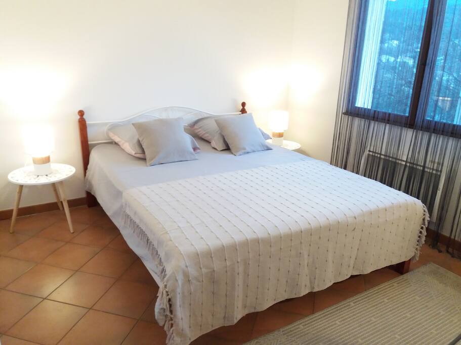 Chambre spacieuse vue jardin ensoleillée