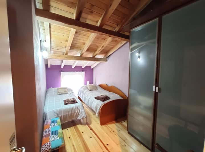 горен етаж: стая с две легла 90 см и пълен гардероб