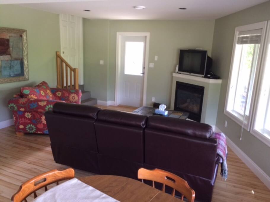 Gas fireplace in livingroom, cable, Netflix and wifi.