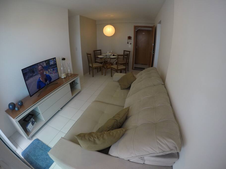 Sala de estar com a sala de jantar ao fundo