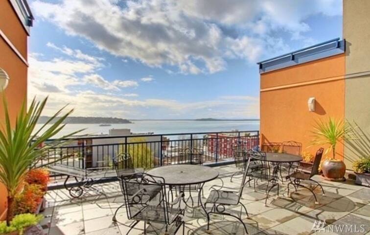 Cozy Belltown Condo with amazing Elliott Bay Views gallery image 3