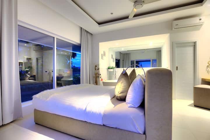 Duerme con las relajantes vistas del jardín desde la ventana de tu dormitorio.