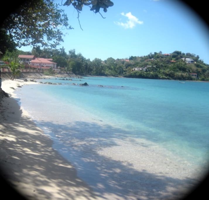 la plage de l'anse Mitan en face la résidence